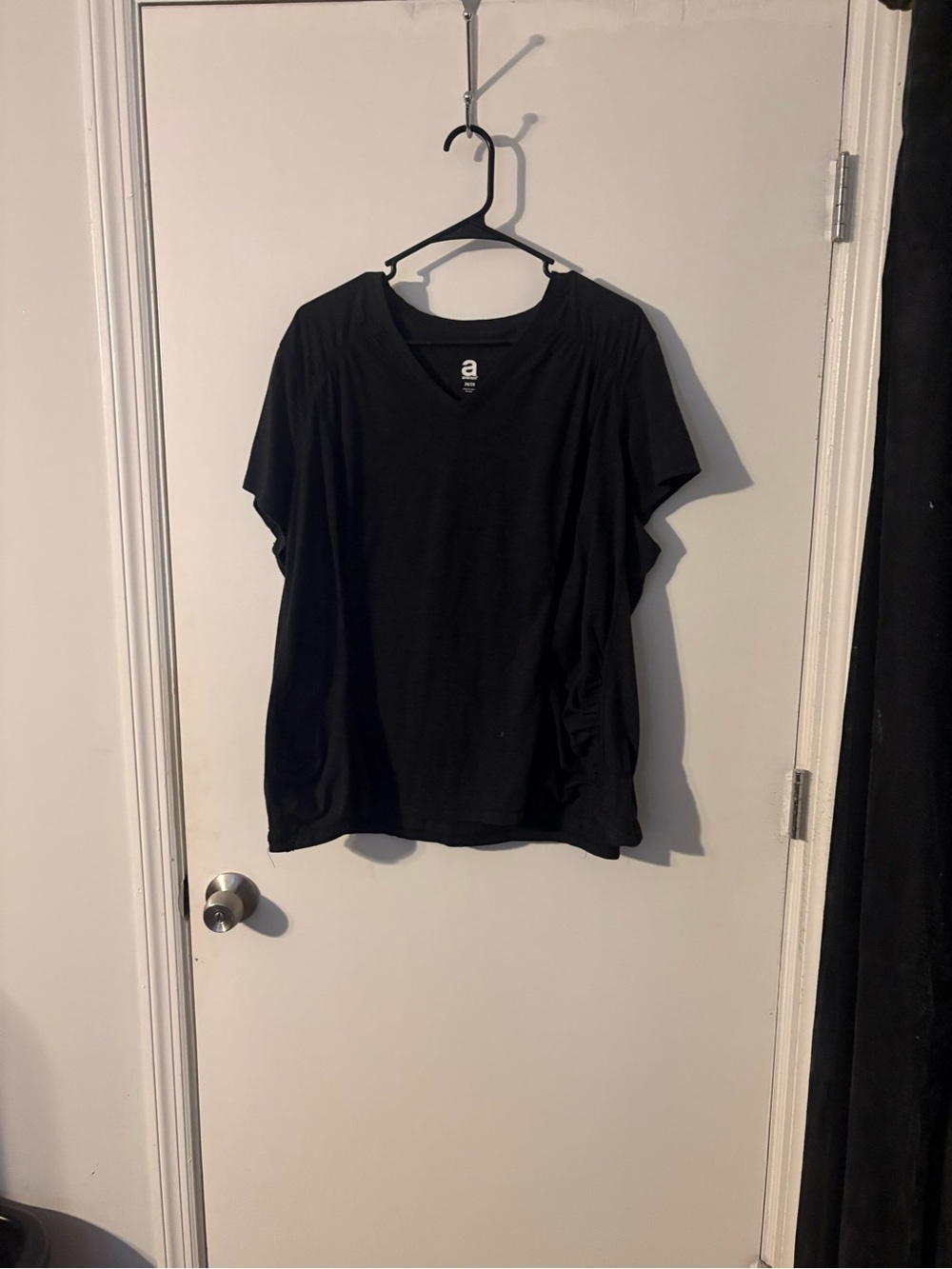 Avenue women’s black short sleeve v-neck top size 26/28